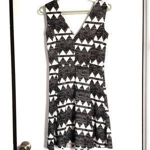 H&M black white zig zag pattern dress